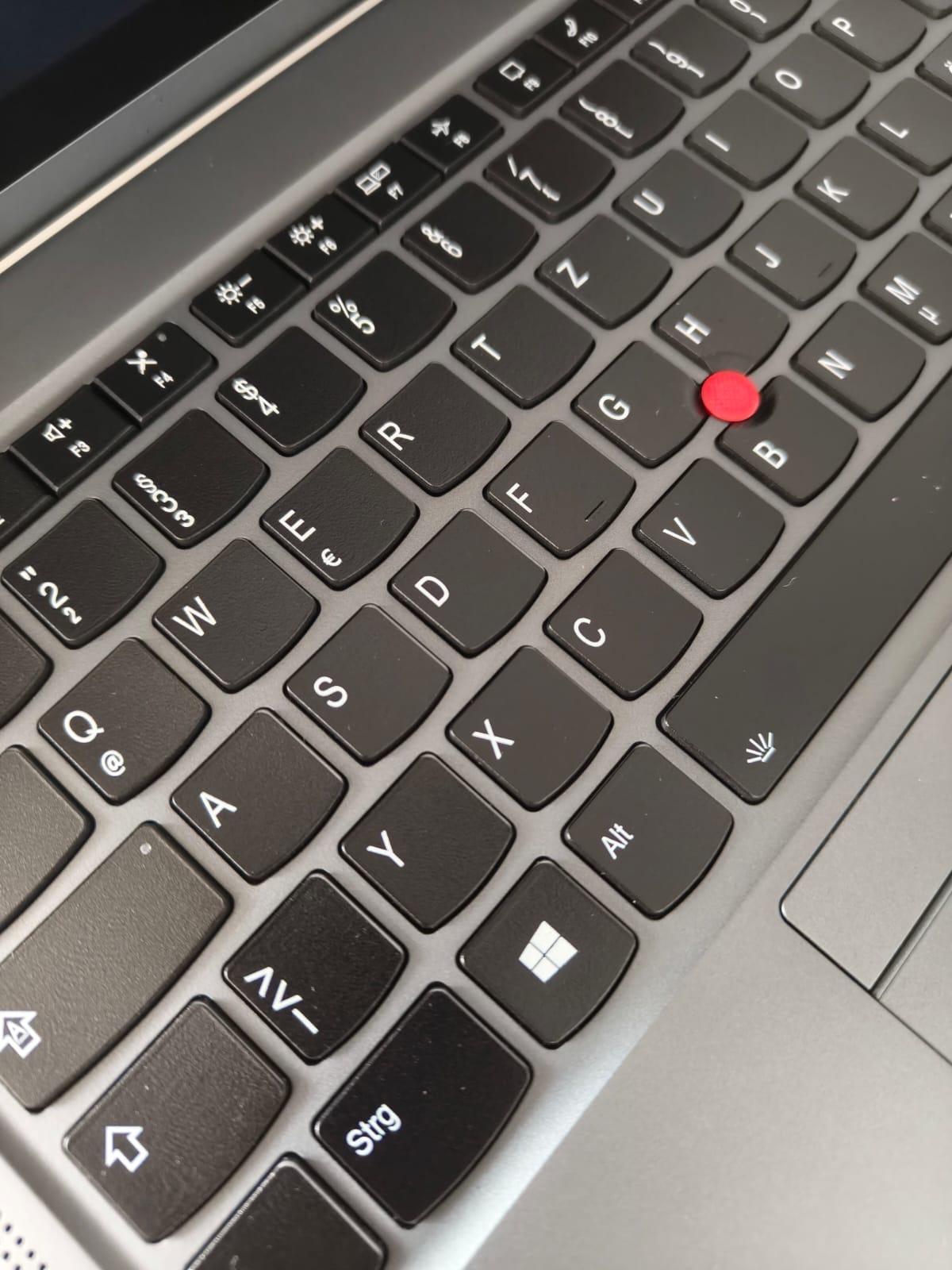 Lenovo ThinkPad X1 Yoga Gen 6 – i7  32GB RAM  512GB SSD  LTE Touch convertible – QWERTZ reprinted
