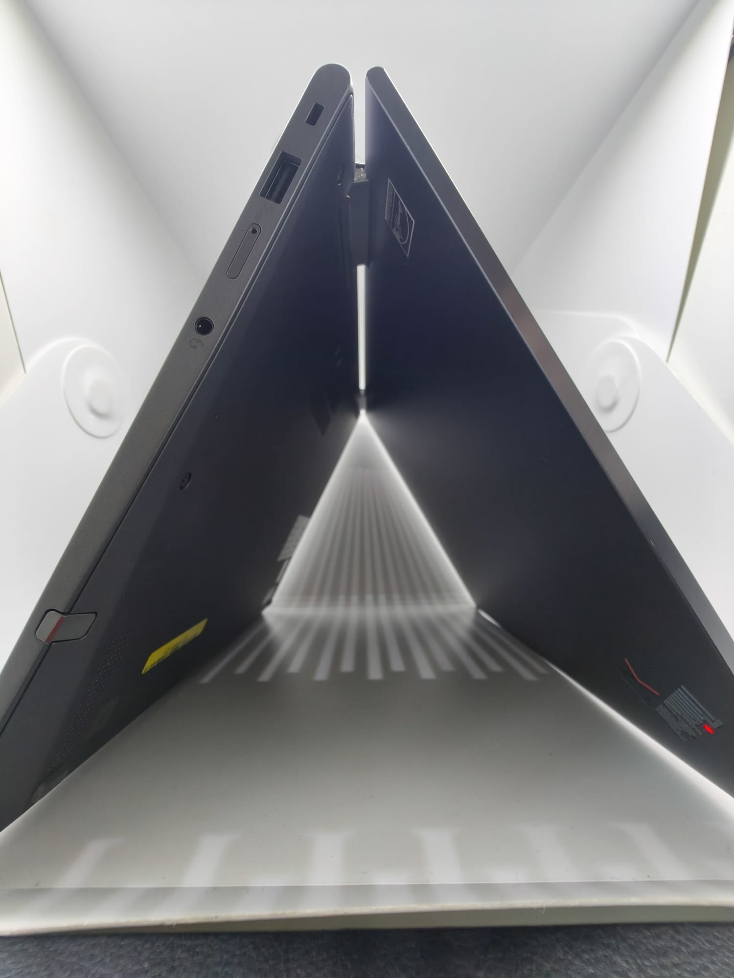 Lenovo ThinkPad X1 Yoga Gen 7 – i5  32GB RAM  512GB SSD  5G Touch convertible – QWERTZ