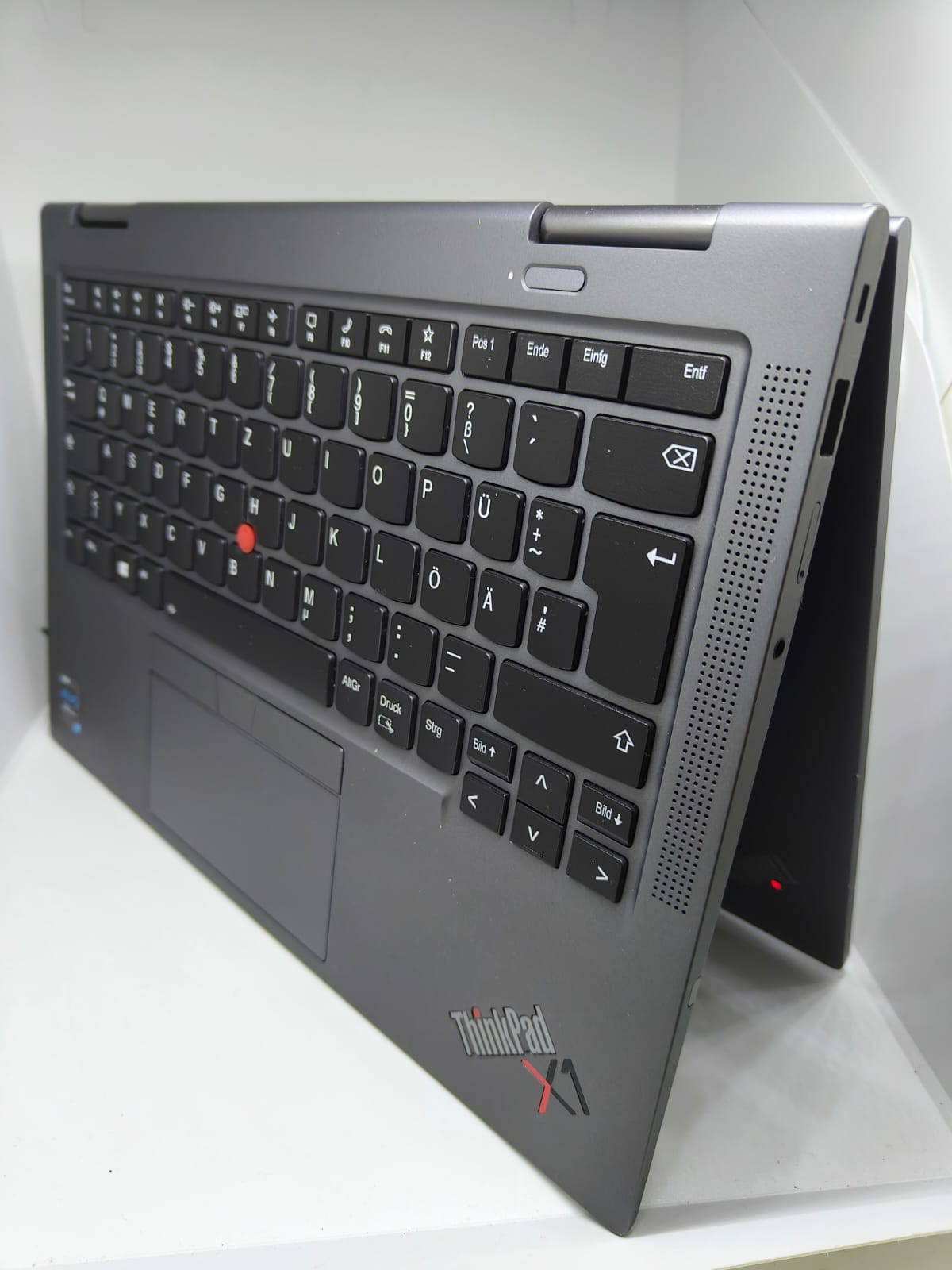 Lenovo ThinkPad X1 Yoga Gen 6 – i7  32GB RAM  512GB SSD  LTE Touch convertible – QWERTZ reprinted