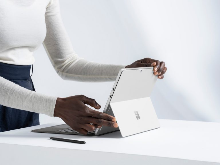 Microsoft Surface Pro 8  i5 1145G7  SSD 256 GB - RAM 16GB - LTE 4G mit Type Cover Qwertz und Dock Refurbished Grade A - platin 